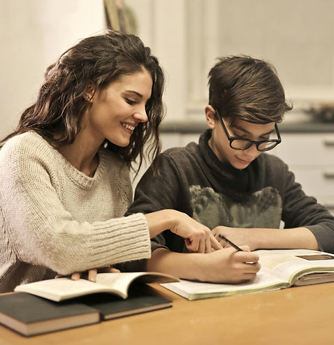 Un tuteur enseignant les mathématiques à un élève