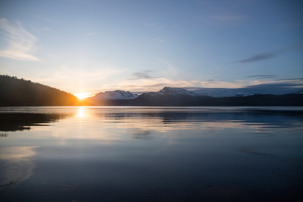 Midnattssol över fjorden i Nordnorge.