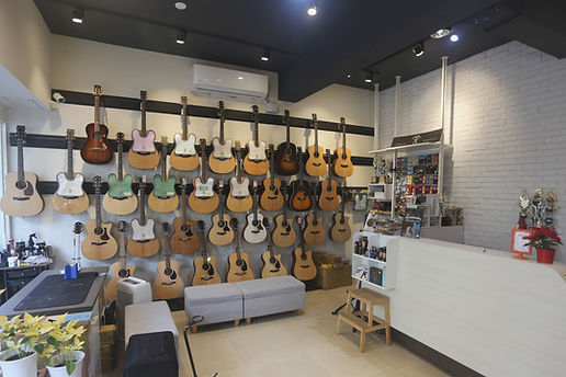 新竹可洛音樂門市空間，結合吉他教學與木吉他展示