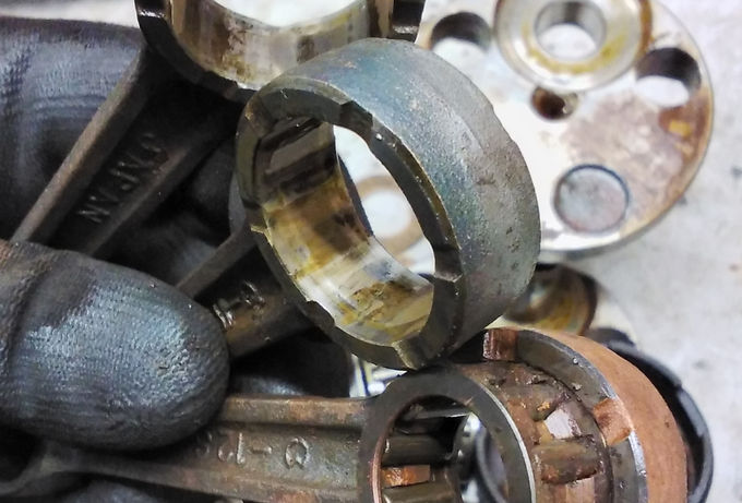 Kawasaki KH 250 - very rusty conrods