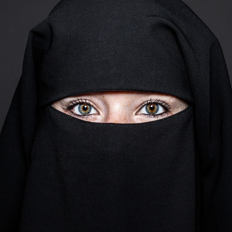bild zum "projekt 26". auf dem bild zu sehen: portrait von einem mensch mit einem niqab.