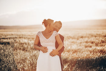 Photographie d'un couple de jeunes mariés durant leur mariage à Montpellier.