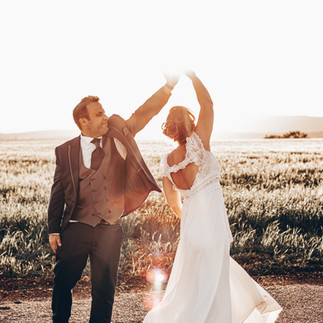 couple de mariés qui danse