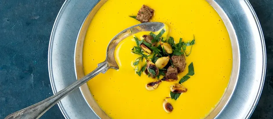 A bowl of soup, a perfect example of warming foods for anxiety Ayurveda recommends.