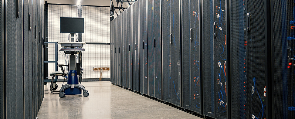 kablo yönetimi yapılmış düzenli server kabinetleri ve sunucu odası