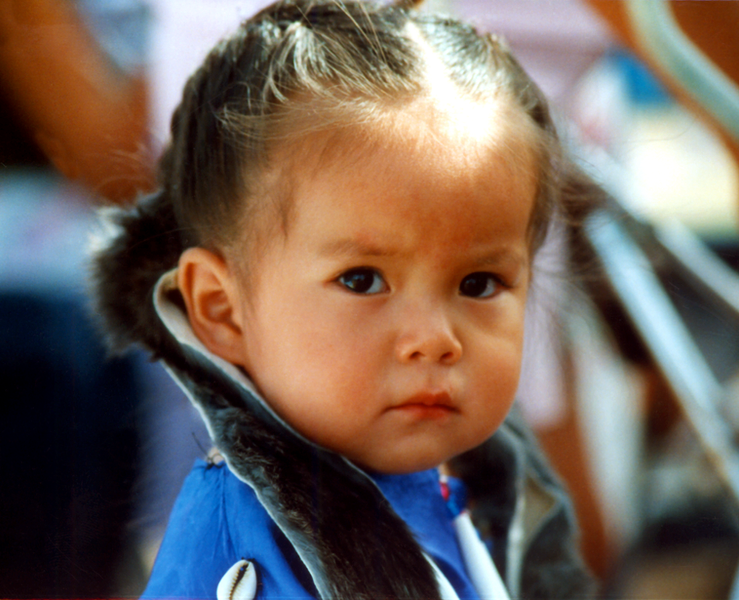 petite Navajo regardant droit dans l'objectif