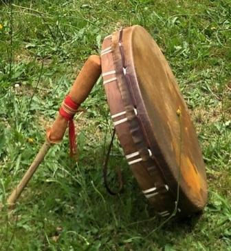 un tambour fait main avec Corine depeyrot chamane en Occitanie