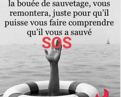 une main sort d'une bouée de sauvetage