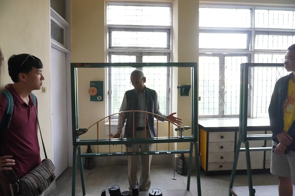NTUST students are listening to the experiment on the deformation of rods.