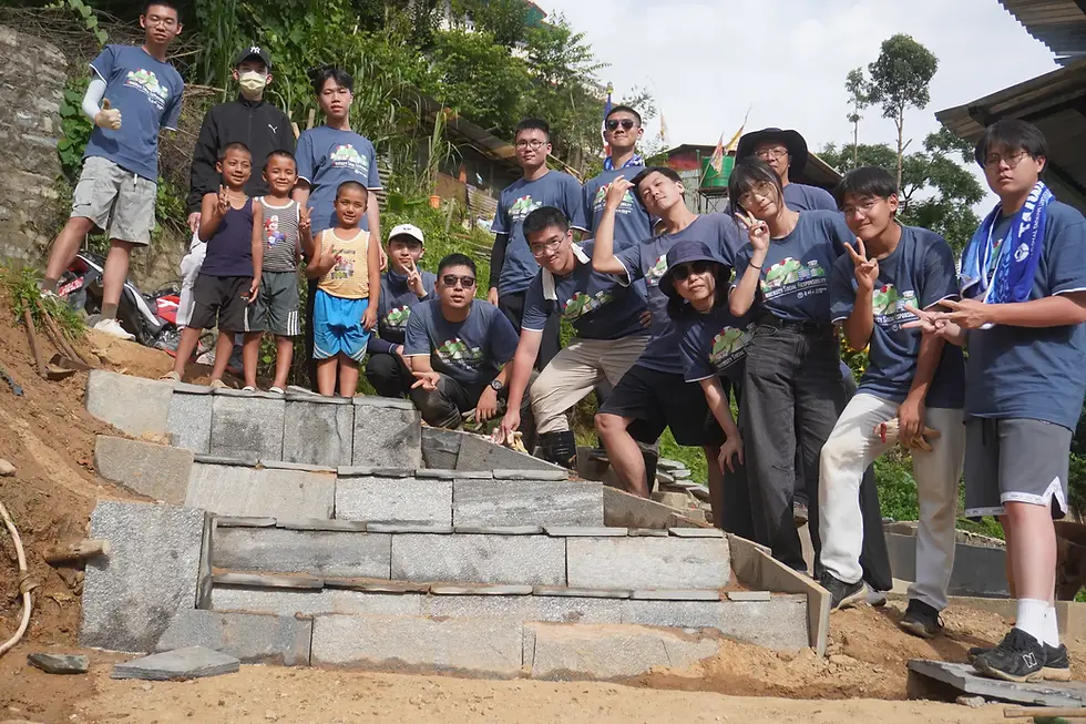 The NTUST team took a group photo with the trail.