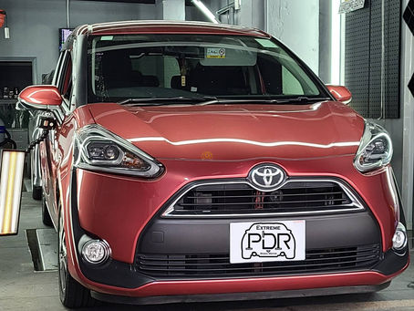 TOYOTA SIENTA 前沙板 免噴油 凹痕維修 凹痕修復 凹痕還原 車身凹痕 車身維修 汽車凹痕 開門L PDR DENT 凹 汽車 撩DENT 撩凹 7人車