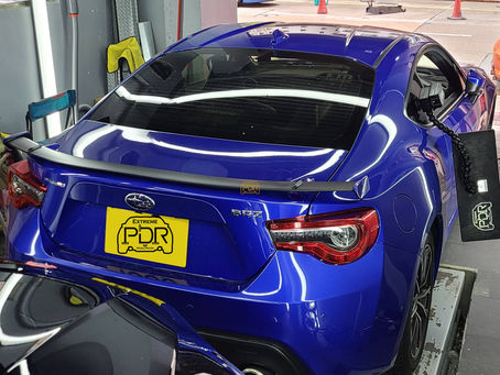 SUBARU BRZ 後沙板 免噴油 凹痕維修 凹痕修復 凹痕還原 車身凹痕 車身維修 汽車凹痕 開門L PDR DENT 凹 汽車 原裝油 PPF 貼膜