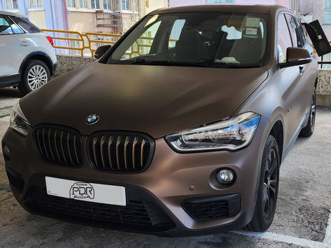 BMW X1 後沙板 免噴油 開門L 車門撞凹 凹痕維修 凹痕修復 凹痕還原 車身凹痕 車身維修 PDR DENT 汽車