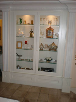 шкаф  со стеклянными фасадами