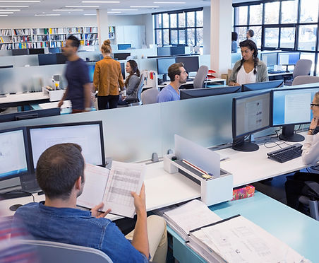 Las personas que trabajan en oficina abierta