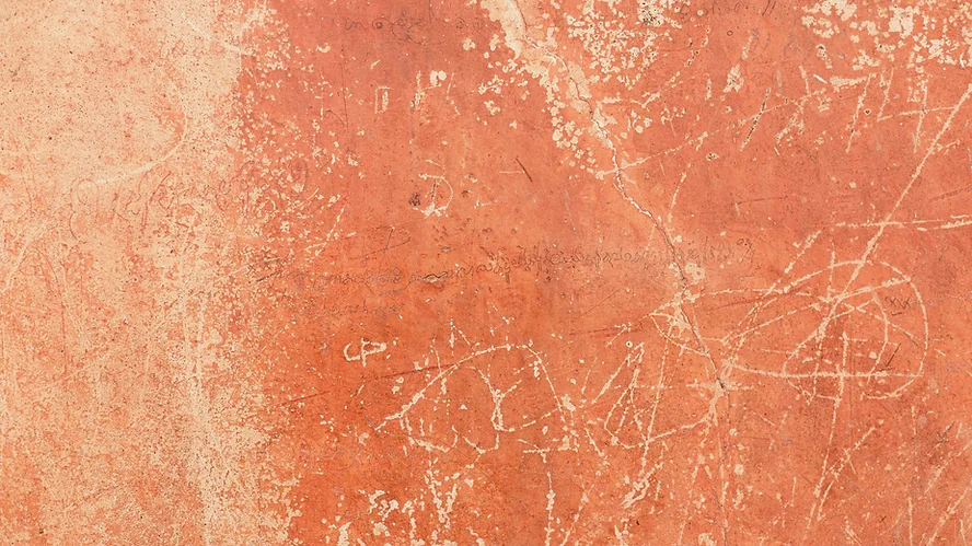 Zerstörte orange Wand