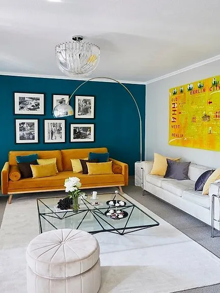 Wohnzimmer in blau und gelb