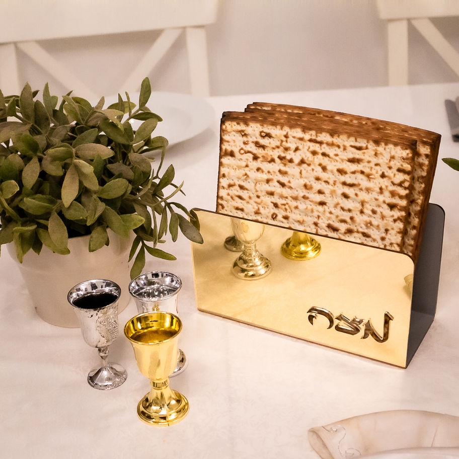 מעמד למצה פרספקס זהב עם חריטה ״מצה״