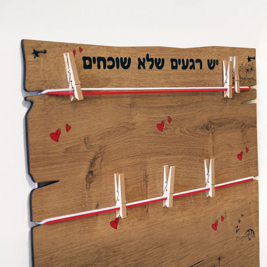 לוח אטבים לתליית תמונות