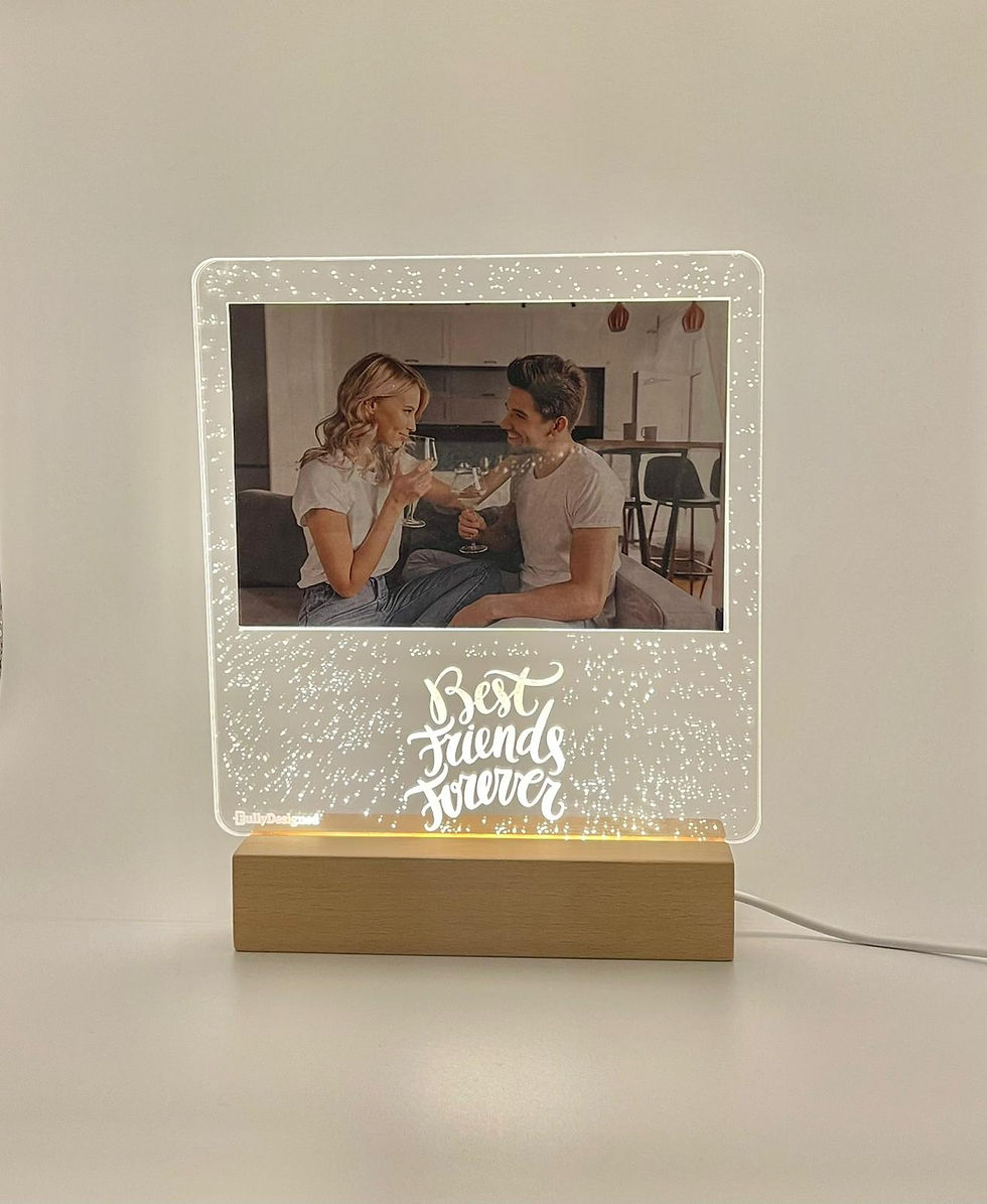 מנורת לד פרספקס חריטה עם בסיס עץ