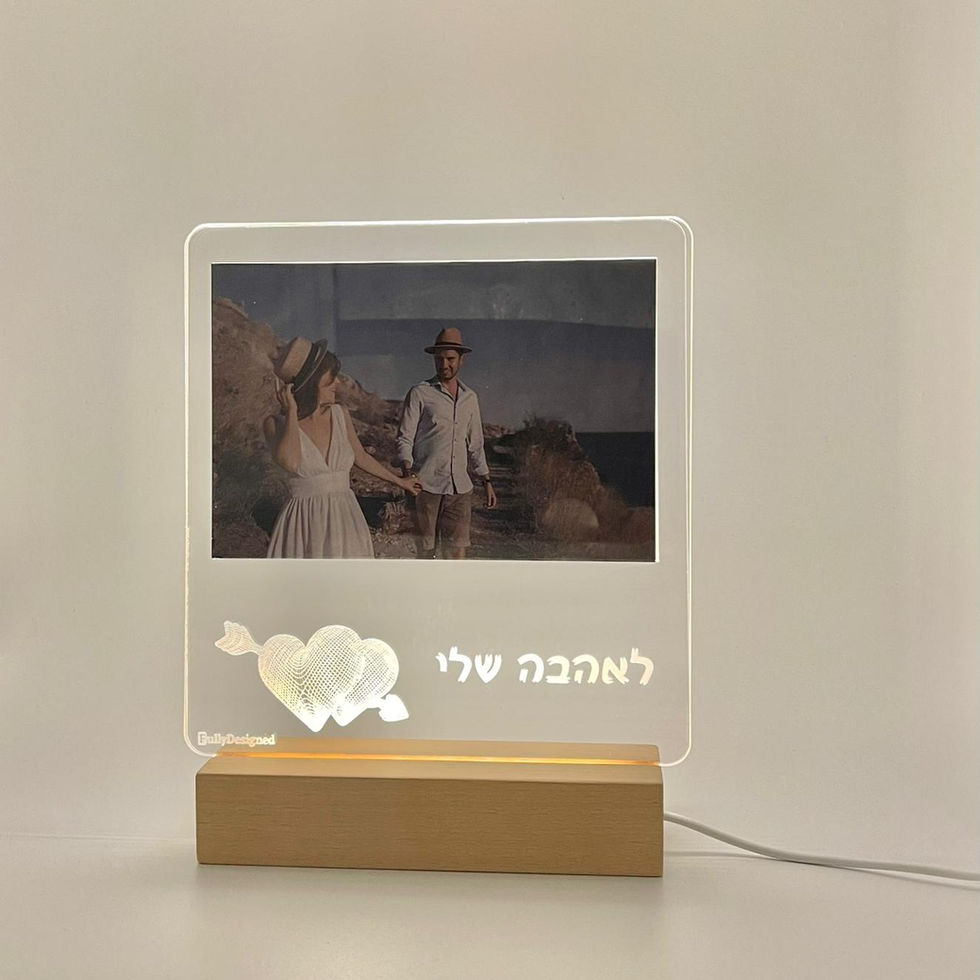 מנורת לד מפרסקפס עם חריטה לאהבה שלי ומעמד מעת