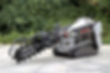 Skidmate SM-680X mini skidsteer met een sleuvenfrees. Dit aanbouwdeel dient speciaal om sleuven te frezen voor kabel / buizen te plaatsen.