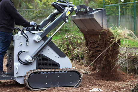 Skidmate mini skidsteer graaft grond af met een laadbak voor tuin- en grondwerk