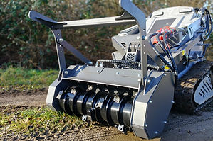 Broyeur forestier monté sur une mini-chargeuse compacte Skidmate.