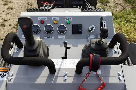 Poste de commande à deux joysticks d’une mini-chargeuse compacte Skidmate.