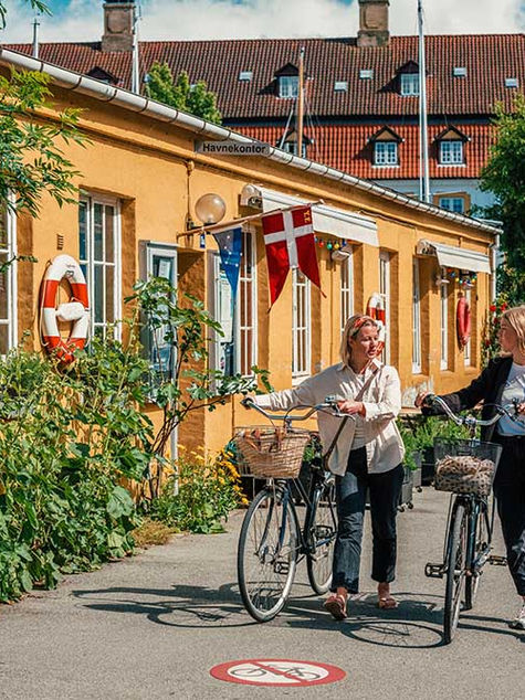 To damer med sykkel i Kødenhavns smågater