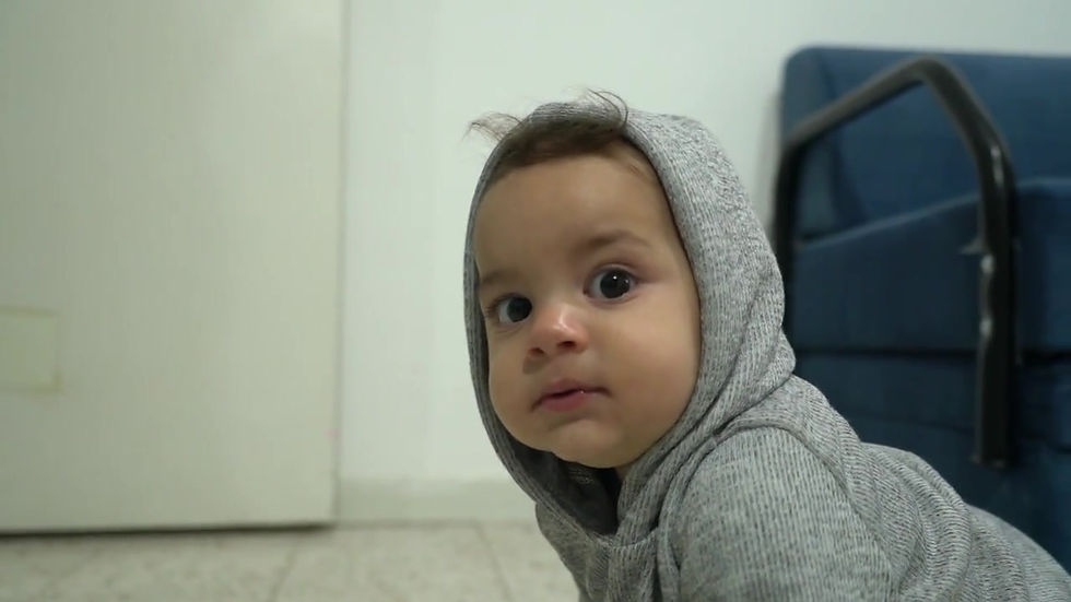 תמונה ממוזערת: סרטון של תינוק עם כובע של חולצה
