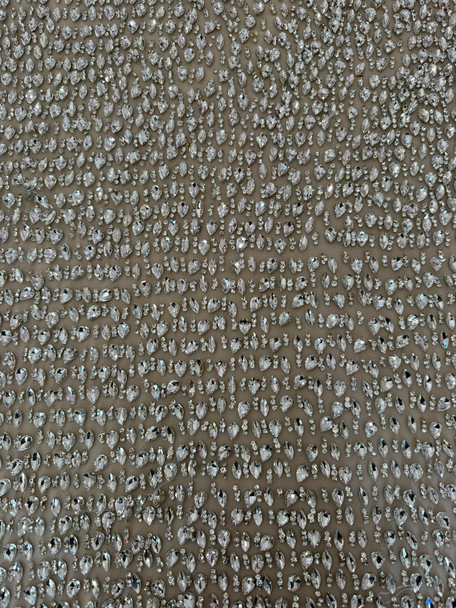 אבנים גדולות שורות על רשת בצבע לבן