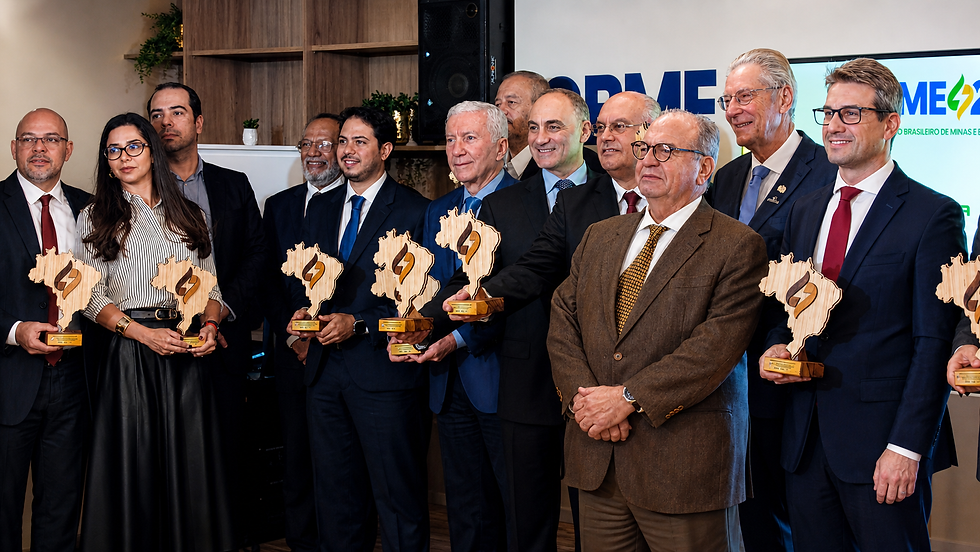 O Vice-Pesidente Executivo Antônio Rocha, Representantes e homenageados participaram da solenidade de entrega dos troféus, iniciativa do Fórum Nacional dos Secretários de Minas e Energia (FNSME) em parceria com a FGV Energia, valorizando projetos estratégicos desenvolvidos pelos estados.