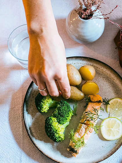 Ein leckeres Abendessen aus Lachs, Brokkoli und Kartoffeln
