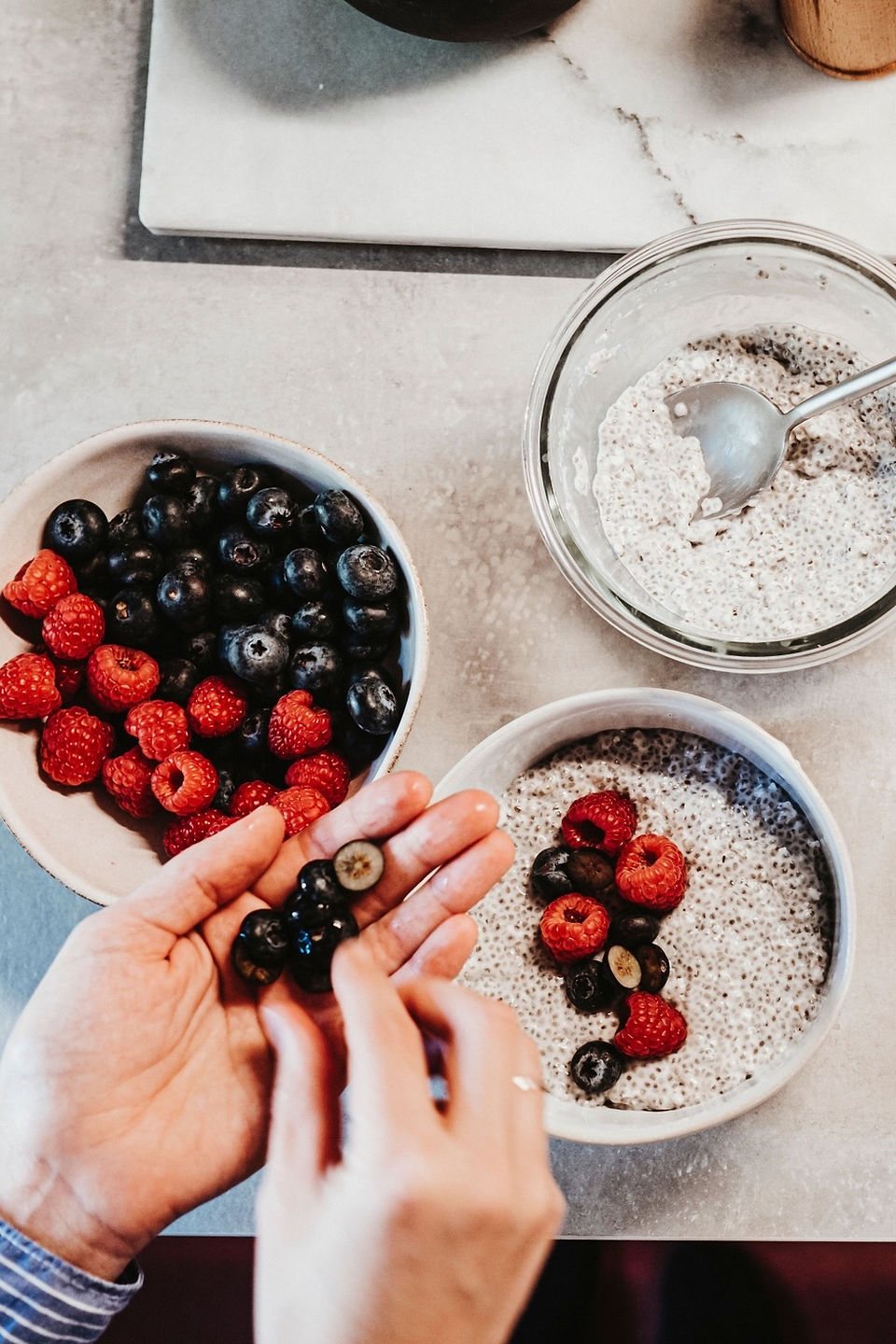 Ein Frühstücks-Rezept aus Chiasamen und Beeren bei Schwangerschaftsdiabetes wird zubereitet