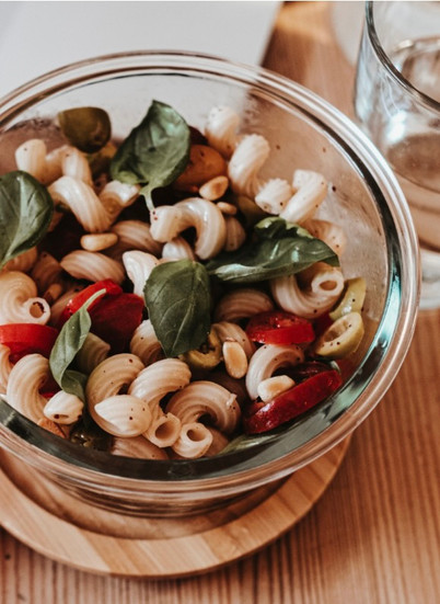 Bunter Nudelsalat mit Vollkornnudeln, Tomaten und Pinienkernen als geeignetes Rezept bei Schwangerschaftsdiabetes