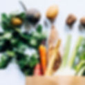 Eine Einkaufstüte mit gesunden Lebensmitteln wie Möhren, Nüsse, Kartoffeln, Brot, Fenchel gefüllt