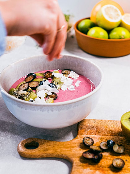 Zubereitung einer leckeren Frühstücksschüssel mit Joghurt und frischem Obst