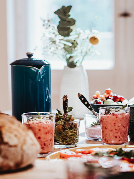 Ein bunt gedeckter Tisch mit leckeren und gesunden Speisen und Lebensmitteln