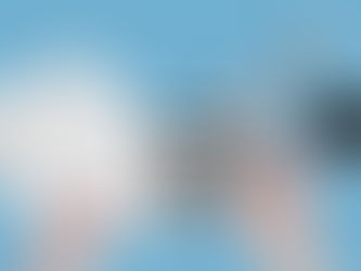 figura de contratos, calculadora, dinheiro, chaves e caneca