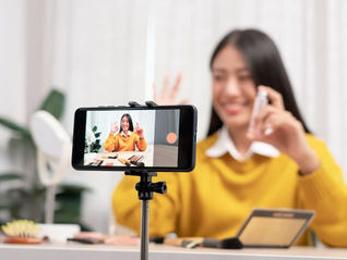 celular gravando uma moça