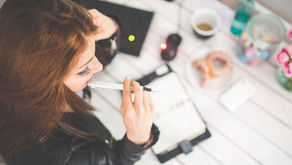 Persona observando sus pensamientos negativos para identificar errores de pensamiento y responder con mayor flexibilidad