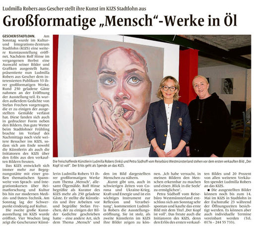 Ludmilla Robers und Petra Südhoff vom Reisebüro Westmünsterland stehen vor dem ersten verkauften Gemälde.