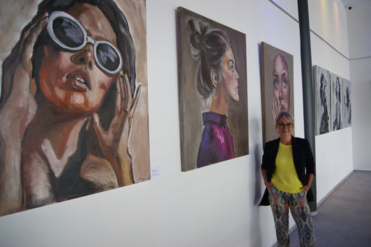 Ludmilla Robers im Kino Gronau in ihrer Austellung.