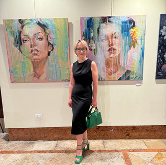 Ludmilla Robers vor Ihren zwei Bilder die sie in der ARTE VENEZIA ausgestellt hat.