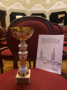 Pokal und Urkunde zur Verleihung in Premio Città di Montecosaro