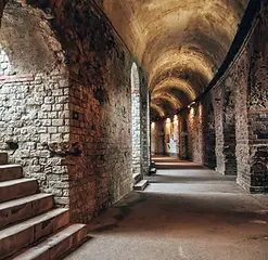 tourisme-varois-lieux-incontournables-les-arènes-de-frajus-empire-romain-vetisges-gladiato