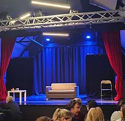 café-theatre-scene-piece-spectacle-comique-stand-up-varois.webp