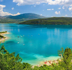 tourisme-var-lieux-incontournables-lac-de-sainte-croix-baignade.jpg