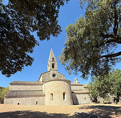 tourisme-varois-lieux-incontournables-l-abbaye-du-thoronet-patrimoine-religieux-varois.jpg